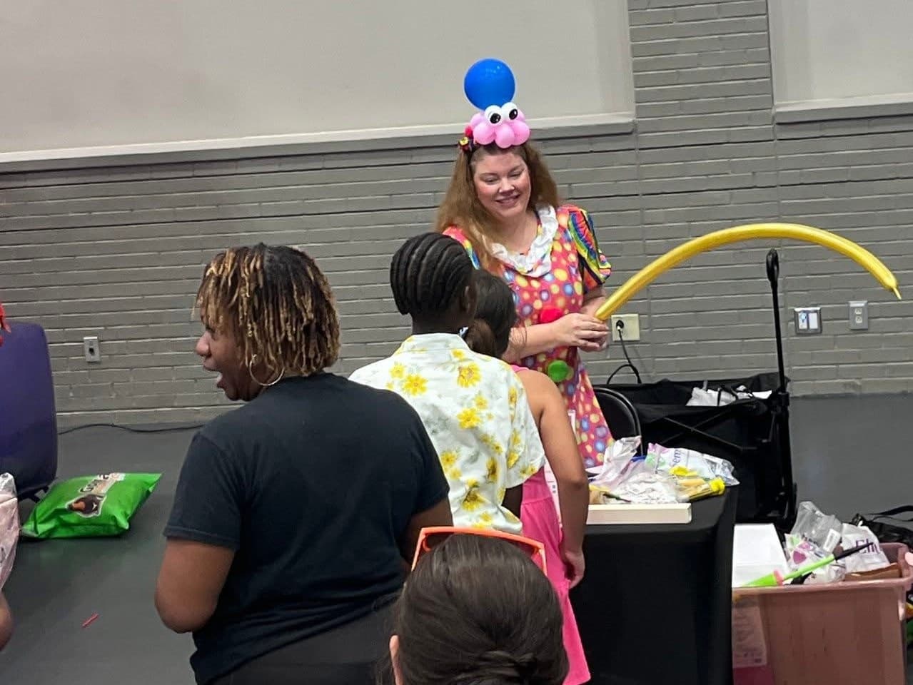 Brittany of Posey Puff Creations twisting balloons for guests at an East Texas event
